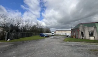  LOCAUX D'ACTIVITÉS 340 M² LOUISFERT