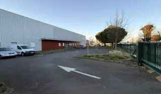  A LOUEER LOCAL D'ACTIVITES LA MEZIERE 2400 m²