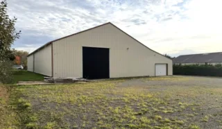  LOCAL D'ACTIVITES SAINT-COULOMB 700 m²