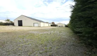  LOCAL D'ACTIVITES SAINT-COULOMB 700 m²