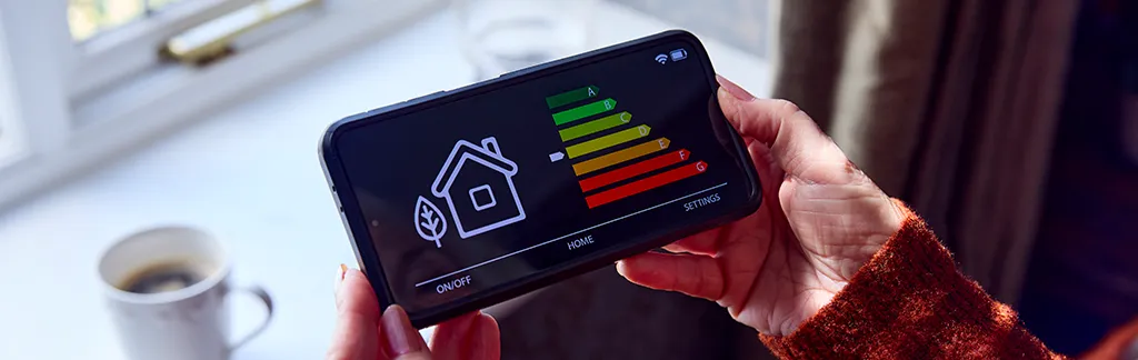Gros plan sur un téléphone portable affichant l'étiquette d'un diagnostic de performance énergétique;