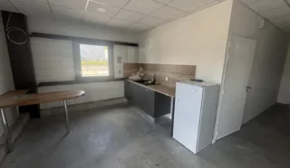  LOCAUX D'ACTIVITÉS 166 M² GRANDCHAMPS DES FONTAINES