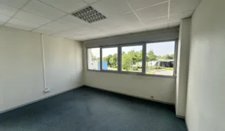  BUREAUX 72 m² env. VITRE