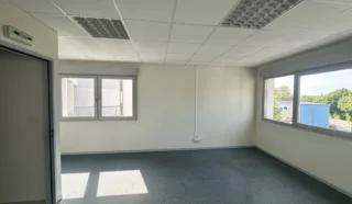  BUREAUX 72 m² env. VITRE