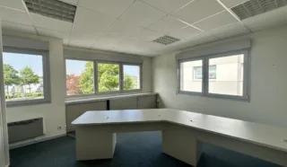  BUREAUX 72 m² env. VITRE