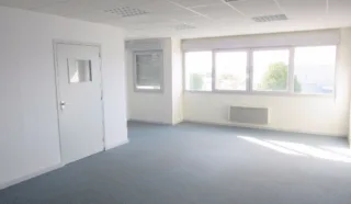  BUREAUX 72 m² env. VITRE