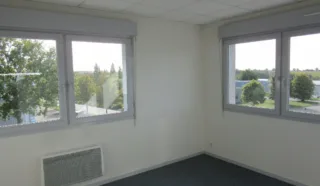  BUREAUX 72 m² env. VITRE