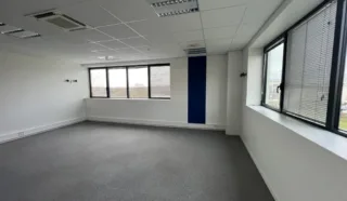  BUREAUX 304 m² ST JACQUES DE LA LANDE