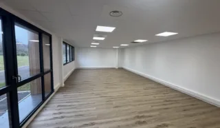  LOCAUX D'ACTIVITÉS 366 M² SAINT ETIENNE DE MONTLUC