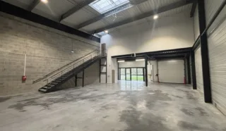  LOCAUX D'ACTIVITÉS 366 M² SAINT ETIENNE DE MONTLUC