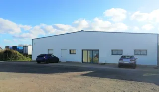  LOCAUX D'ACTIVTES / LOCAUX COMMERCIAUX 400 m² PLOUEDERN