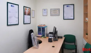 – Local commercial avec belle vitrine – Rennes centre, proche fac de droit