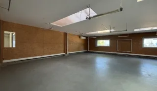  LOCAUX D'ACTIVITÉS 172 M² LA MONTAGNE