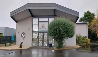  EN EXCLUSIVITE LOCAUX COMMERCIAUX / BUREAUX LANVALLAY 150 m²