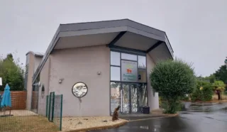  EN EXCLUSIVITE LOCAUX COMMERCIAUX / BUREAUX LANVALLAY 150 m²