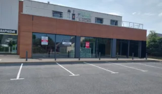  LOCAL COMMERCIAL 330 m² PLEUVEN