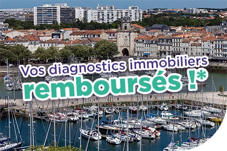 Vue aérienne du port de la Rochelle, avec des bateaux amarrés au premier-plan, et des immeubles en arrière-plan. En surimpression sur l'image, le texte "Vos Diagnostics immobiliers remboursés"