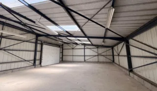  LOCAL AVEC PORTE SECTIONNELLE 210 m² LE FOEIL