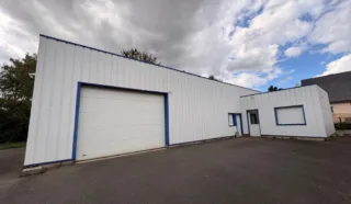  LOCAL AVEC PORTE SECTIONNELLE 210 m² LE FOEIL