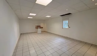  LOCAL AVEC PORTE SECTIONNELLE 210 m² LE FOEIL