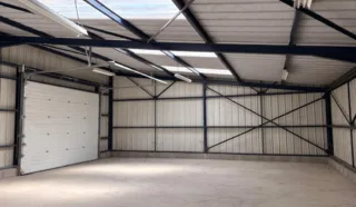  LOCAL AVEC PORTE SECTIONNELLE 210 m² LE FOEIL