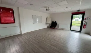  LOCAUX PROFESSIONNELS 90 M² PLÉLAN LE GRAND