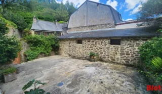  LOCAUX COMMERCIAUX AVEC HABITATION DINAN 178 m²