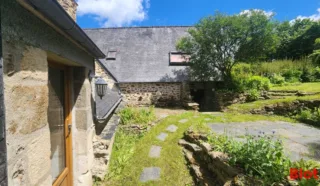  LOCAUX COMMERCIAUX AVEC HABITATION DINAN 178 m²