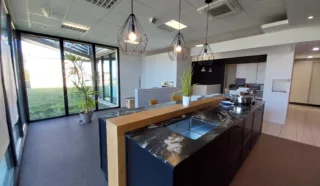  BUREAUX / LOCAUX COMMERCIAUX LANVALLAY 341 m²