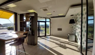  BUREAUX / LOCAUX COMMERCIAUX LANVALLAY 341 m²