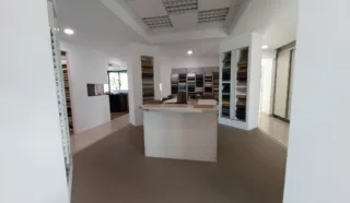  BUREAUX / LOCAUX COMMERCIAUX LANVALLAY 341 m²